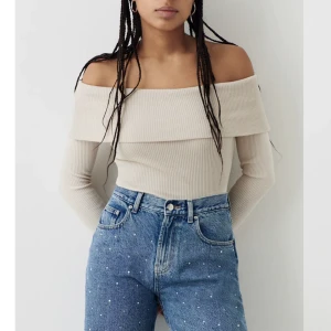 Vit off shoulder topp - Säljer mina vita off shoulder tröja från ginatricot som ej används. Nästan oanvänd i bra skick. Tröjan är en mer gul/vit än vad som visas på bild. Säljer för 150 med frakt då den kostar 299 nypris.