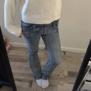 Säljer dessa såå fina lågmidjade jeans. 💗🙌🏼 Jag är 166cm. 