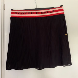 Söt svart kjol💋 - Söt svart kjol med fickor🌺💗Kontakta vid frågor💞