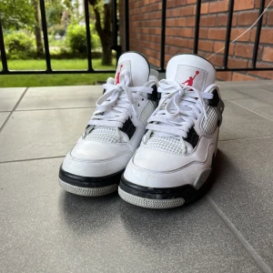 Jordan 4 white cement - Jordan 4 i bra skick (förutom en liten skada). Pris pga skadan. Tvättar självklart innan jag fraktar dem. Byten är även intressanta. Pris ej hugget i sten kom med förslag.