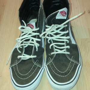 Höga Vans storlek 40 - Höga Vans  Endast använda ett fåtal gånger  Storlek 40 850kr + frakt  Priset kan diskuteras :) 