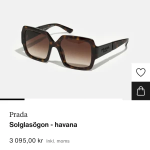 Prada solglasögon  - Säljer mina Prada solglasögon i färgen Havana.  Inköpta i år och mycket sparsamt använda, kan inte hitta något att anmärka på.  Hårt glasögonfodral. Oanvänd putsduk. Bågbredd: 143 UV skydd. Mörkt toningsglas.