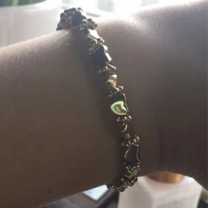 Guld färg armband❤️ - Säljer detta armbandet med hjärtan och sjärnor på❤️ ”inte riktigt guld” men guldfärgad❤️ Hemmargjord! Väldigt stretchiga så passar alla! 