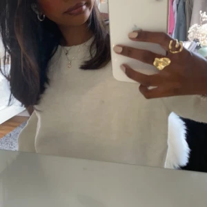 Ring - Guld - SKITSNYGG RING köpt från Olympia (den stora), Originalpris är 89 kr, jag säljer för 70 kr💜.  Jag har extremt många ringar därav behöver jag sälja av några, den har några repor på ovansidan men det var så jag fick den av företaget 💞☺️