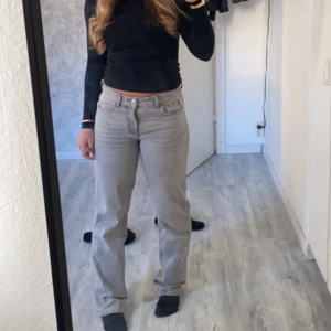 Straight jeans - Säljer mina favvo jeans från Gina då dom inte passar längre💗 jag är 163cm, ger en jätte bra form💗