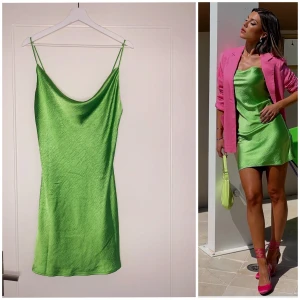 Satinklänning, helt ny! - Satinklänning med prislapp kvar - Biancas sommarkollektion med Gina Tricot 2022.  Fantastiskt vacker - säljs ENDAST då färgen inte passar mig.   Justerbara axelband, vacker urringning och otroligt skön att ha på sig. 