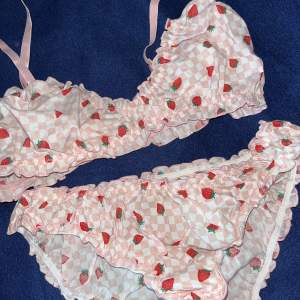 Endast prövat set av jordgubbs underkläder köpta från Monki!🍰🍓🍥