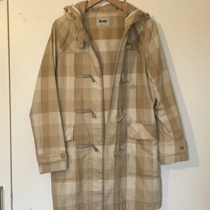 Acne jacka! - Mysig acne jacka med naturliga material.  Trä knappar Två stora fickor på var sida samt luva. Kan skicka bilder hur den ser ut på!