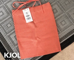 Kjol - Orange kjol med snörning runt midjan. Strl m. Ny med prislapp kvar.