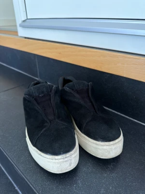 Eytys Doja - Säljer dessa svarta Eytys då dom tyvärr inte kommer till användning längre. Inga skador men lite slitna då jag har haft dom ett tag. Köptes för 2000kr på Eytys hemsida🌸