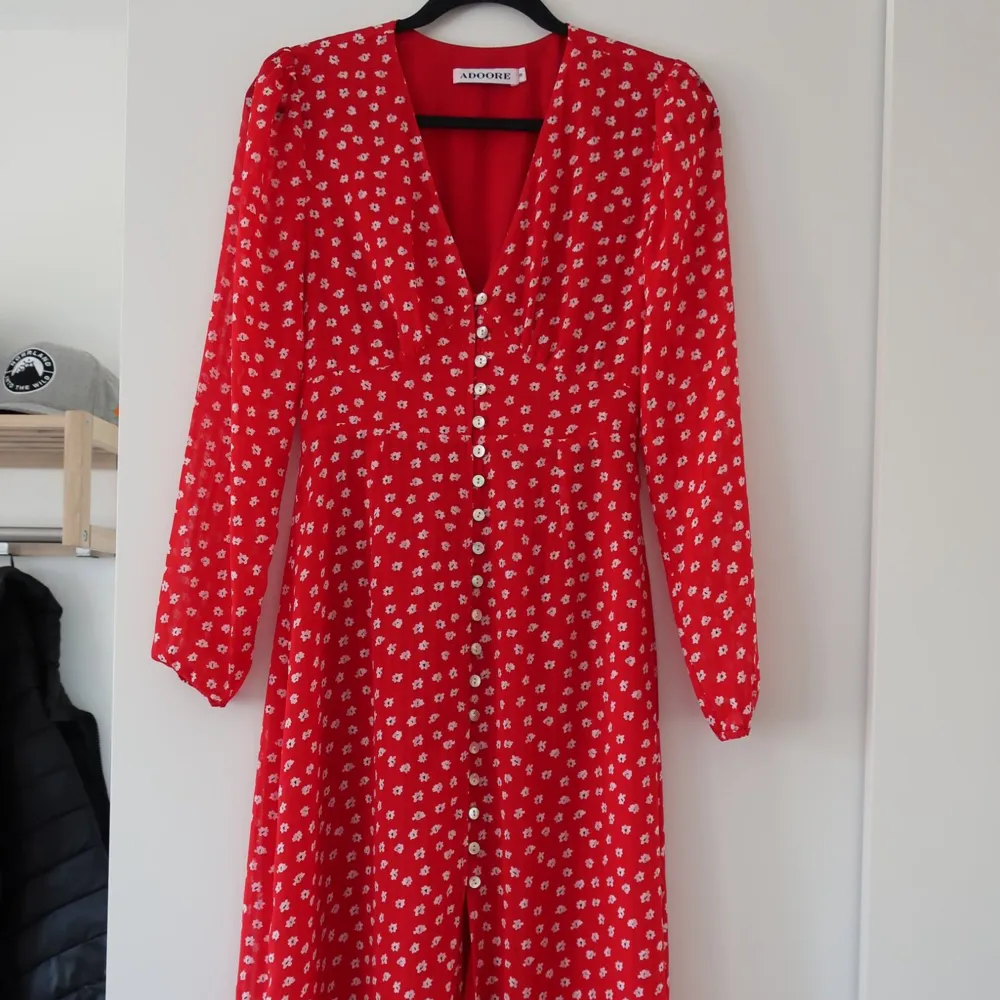 Röd superfin adoore klänning i storlek 38! Som ny använd ett fåtal gånger, kan gå ner i pris vid snabb affär.. Klänningar.