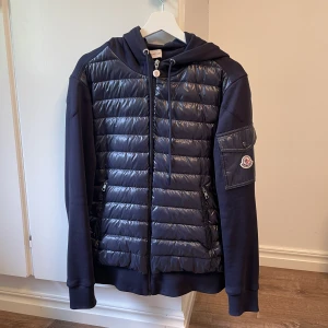 Moncler  - Köpt förra sommaren på NK i Göteborg , använda ett fåtal gånger, felfri inga hål eller märken på jackan som helt ny, intyg om värdighet finns!