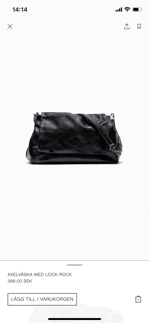 Axelväska,zara - Säljer denna väska! Helt oskadd och har tre väldigt rymliga fack i. Skriv för egna bilder💕 399kr på zara m,jag säljer för 250kr- pris går att diskutera