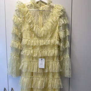 INTRESSE NY BA MALINA KLÄNNING?💛 - Tänkte kolla intresset då jag funderar på att sälja denna underbara klänning från By Malina!💛💛 Den är aldrig använd, prislapparna sitter kvar.  Nypris är 2000kr. Pris kan diskuteras beroende på hur stort intresset är.🫶🏼 Skriv vid frågor/fler bilder🌟🌟 