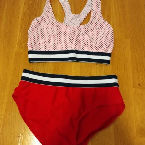 Prickig bikini  - Prickig bikini top med röda bottnar. Jag är inte säker på vad den är i för storlek för jag har klippt bort lapparna men jag tror den är smal eller medium det är stretchigt tyg så borde funka som båda
