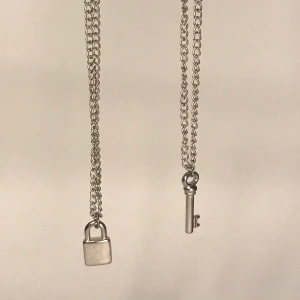 Matchande halsband🖤 - Två matchande halsband med lås och nyckel🌹 Handgjorda! Perfekt att ge till en partner eller kompis💗  