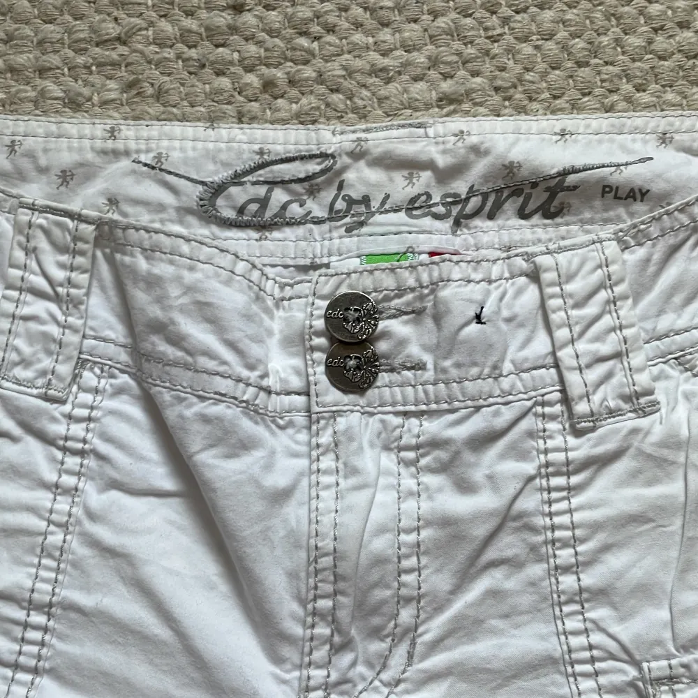 Super söta vita cargo pants. Inga täcken på användning❤️midja 45cm och innerbenslängd 73cm. Jeans & Byxor.