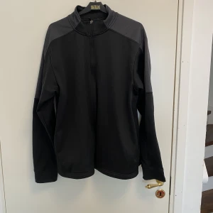 Svart zip up - Svart zip up från champion. Säljs då den inte kommit till användning.