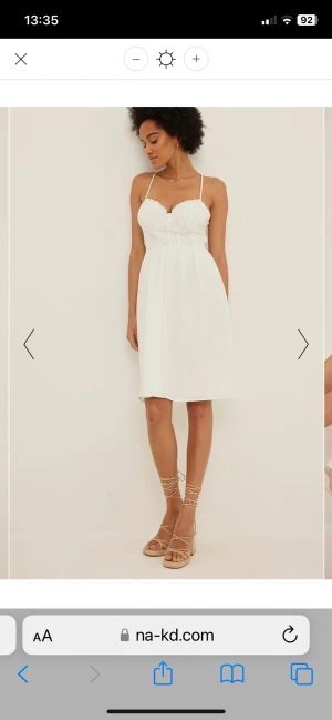 Klänning NA-KD - Vit klänning i linnematerial som endast andvänts en gång 😍 nypris 399 kr, stl 38 men passar även 36 då det är resår i ryggen😍skriv för fler frågor