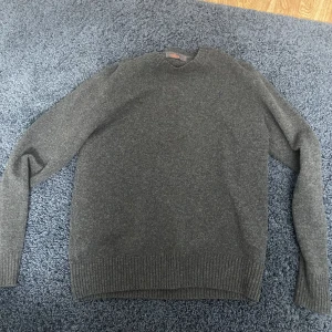 Mörk grå stickad tröja - Bra skick knappt använd Stickad