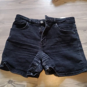 Svarta jeansshorts  - Ett par svarta jeansshorts som jag nu säljer pga att jag inte använder dom längre. Väl använda men inget som syns. Fint skick. Högmidjade💕 Säljer för 50kr+frakt