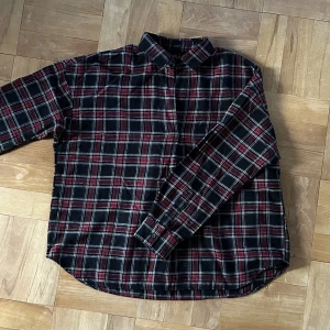 Skjorta - Thriftad skjorta från Uniqlo som tyvärr inte passar som jag vill längre Dm för mer info