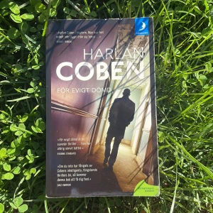 För evigt dömd av Harlan Coben - Ganska bra skick, ryggen är knäckt på ett ställe.  Säljer då jag fick en till exemplar i hård omslag som ser finare ut på hyllan. 330 sidor✨ Köparen står för frakt 