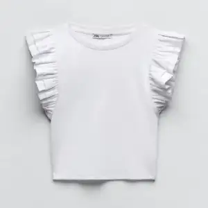 vit tröja med volanger från zara 🫶pris kan diskuteras. kontakta mig vid intresse eller för fler bilder. säljer även en i svart