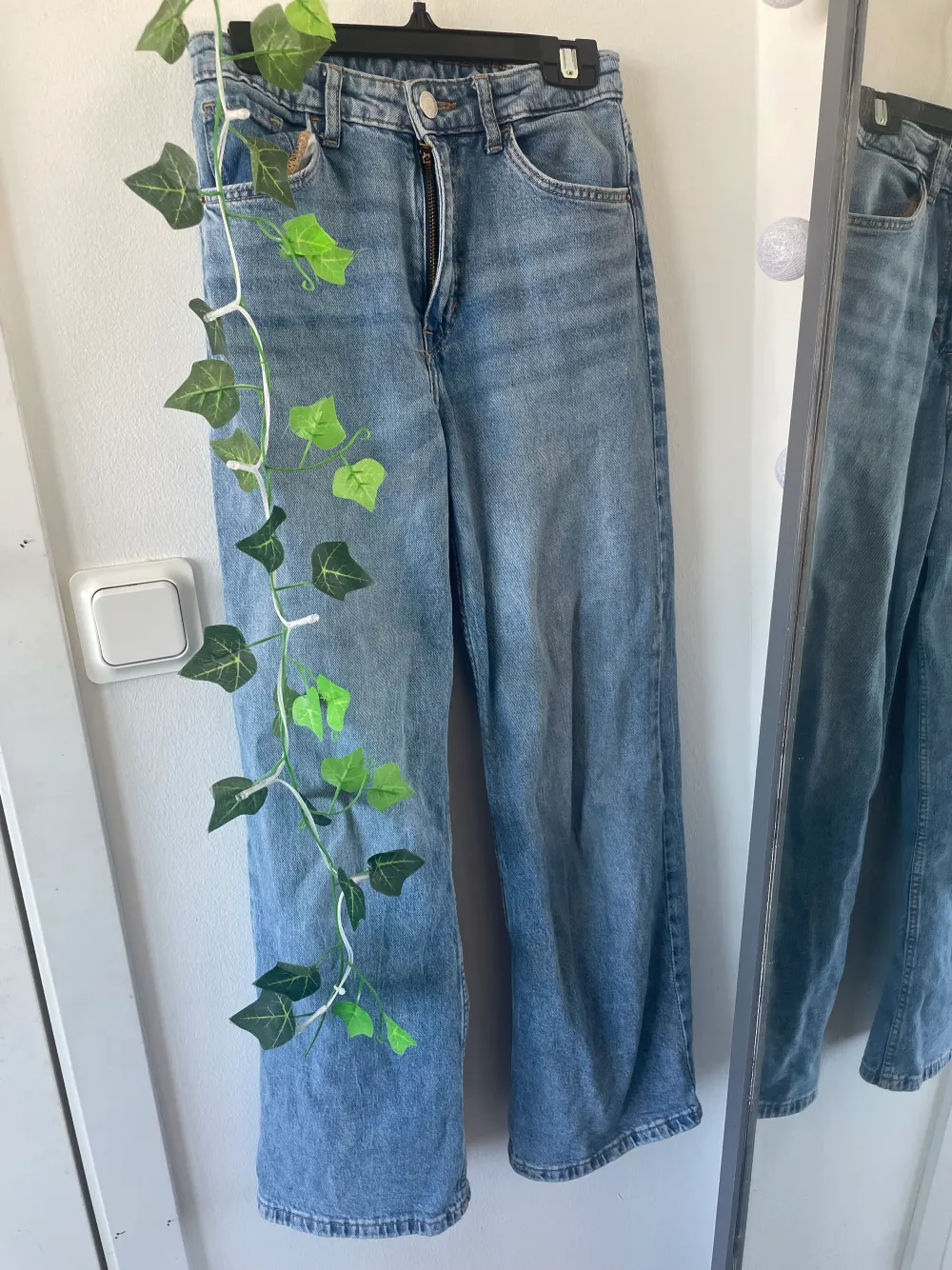 Dessa jeans är så himla sköna! Dom är högmidjade och vida! Så snygga! Men nu är dom lite för korta! Jag är 1,62 på bilden🫶🏻. Jeans & Byxor.