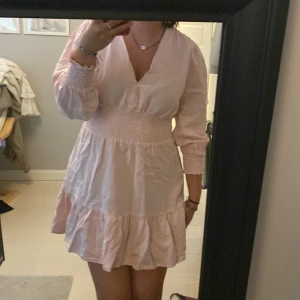 Zara klänning - Jättefin klänning perfekt till sommaren! Använd fåtal gånger och i bra skick. Den är i storlek M och är sann till storlek💕