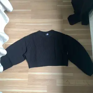  En svart H&M tröja kropp topp som är väldigt bekväm och pösig så skulle passa större storlekar också