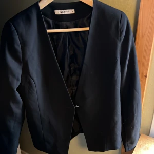 Svart kavaj stl 36 - Fint skick! Någon tråd lös på baksidan, syns knappt. Har axelvaddar 