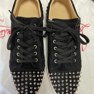 Christian Louboutin sneakers🩷 - Intressekoll på mina älskade Christian Louboutin sneakers. Jag har älskat dessa länge, men nu är det dags för dem att byta ägare känner jag👏🏼😍 vad hade ni kunnat ge för dem, hör av er vid funderingar🫶🏼