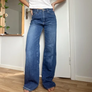 Flare jeans - Rodebjer jeans🎀 superfint skick och väldigt snygg flare på benen. Dom är lite stora på mig men det beror också på hur baggy eller inte man vill ha dom💖 Jag är 167 lång och har typ 36 i jeans. Skulle säga att dessa även passar 38! 