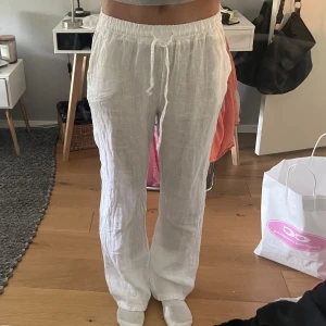 De perfekta linnebyxorna!!😍 - Jättefina vita linnebyxor från märket chica london. Bra längd och snygg passform!🥰De är helt nya med lappen kvar och aldrig använda🫶🏻💕