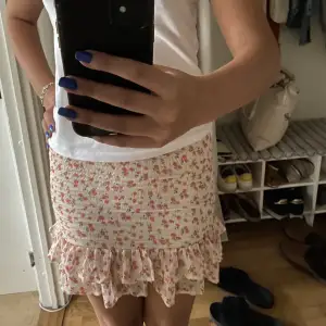 Säljer denna söta blommiga kjol från bikbok som är perfekt nu till sommaren😊💓Den är i nyskick och säljs för den har blivit för liten. Vill gärna få sålt så fort som möjligt så pris kan diskuteras🙌🏻
