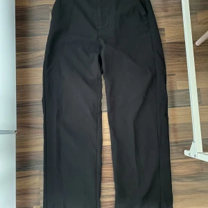 Kostymbyxor - Säljer dessa högmidjade kostymbyxor som jag tyvärr vuxit ur. De är i bra skick men använda. Vill gärna få sålt så fort som möjligt så pris kan diskuteras💓