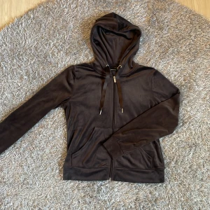 Tröja - bekväm och mjuk kofta från gina tricot, säljer då den inte kommer till användning, använd max 2 gånger.