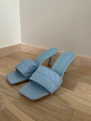 Ljusblå klackskor  - Ljusblå klackskor, öppen tå. Aldrig använda. Gulliga och perfekta till sommar. :) låg klack, ca 5cm. 