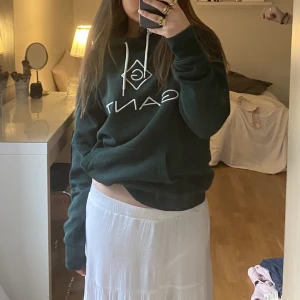 Grön hoodie - Säljer denna as snygga hoodie ifrån gant då den tyvärr inte kommit till så mycket användning😽pris kan diskuteras