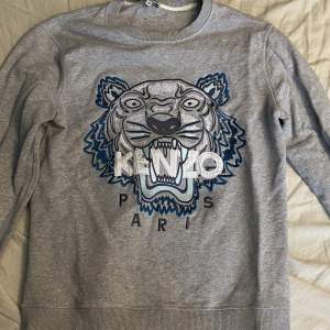 Säljer denna snygga kenzo tröjan då den har blivit för liten för mig. Frakten ingår inte. 