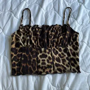 fint leopard linne från shein stl xs/34, säljer då den ej kommer till användning, 50kr+frakt
