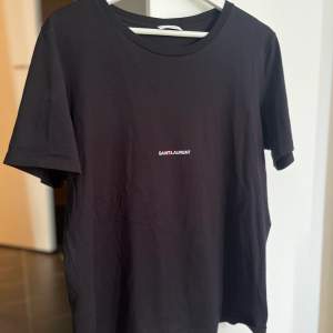 Äkta saint Laurent T-shirt. Sparsamt använd. Storlek M/L.   Nypris 4600kr.  Mitt pris: 1600