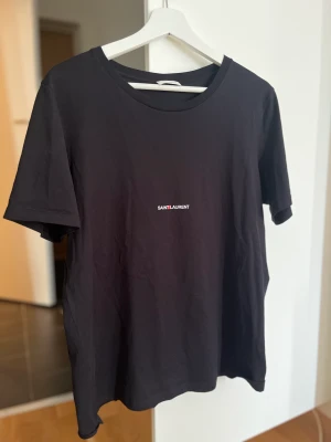Saint Laurent - Äkta saint Laurent T-shirt. Sparsamt använd. Storlek M/L.   Nypris 4600kr.  Mitt pris: 1600