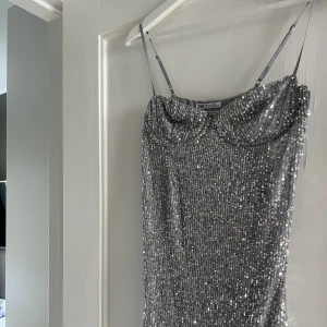 Zara klänning - Jättefin paljettklänning från zara, använd ett fåtal gånger💓💓