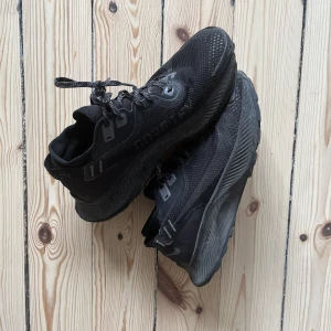 Nike pegasus - Löparsko i size 42, är lite liten i storleken därav obekväm för mig. Har använts några gånger men är fräscha och sköna.