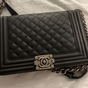 Axelbandsväska  - Svart axelbandsväska. 25*15 cm. 