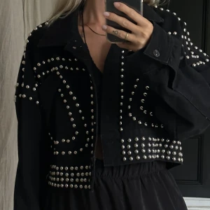 Kort jeansjacka med nitar - Oanvänd från madlady