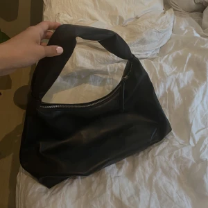 Svart handväska - Svart medelstor handväska från H&M. Pris: 120kr!🥰