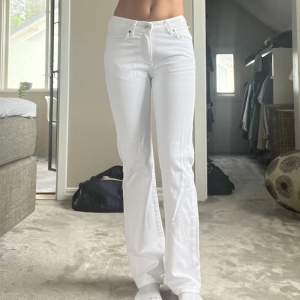 Vita low waist jeans från bikbok. Används inte o använda 1-2 gånger. Storlek 25💗💗 Jag är runt 168